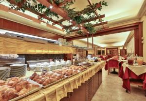 ¿Buscas servicio y hospitalidad para tu estadía en Genoa? ¡El Best Western Hotel Moderno Verdi es lo que necesitas!